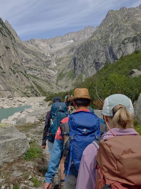 Am letschte Wochenänd hend mer eusi 2-Tägig Turnreis döffe gniesse. 🤩 Met 10 Turnende send mer ufere schöne Wanderig zum und om de Gelmersee gwanderet. ⛰️💯 Nocheme feine Zmittag semmer met de Gelmerbahn weder abe gfahre. Am Sonntig hemmer no döffe d Grimselchraftwärch go besichtige! 🔎✨
Mer hend die gemeinsami Vereinsziit sehr gnosse!🫶🏼