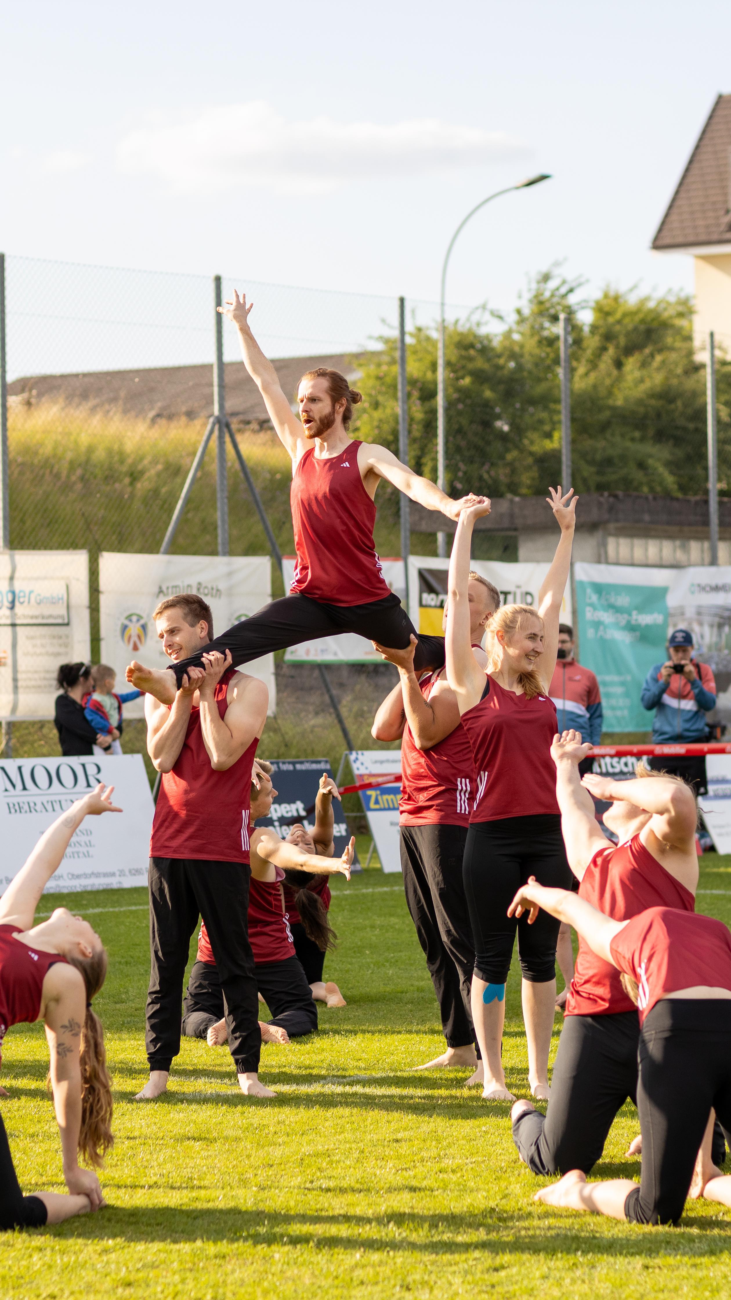 Rückblick Turnibutz Cup Vordemwald 2025
Beim Turnibutz Cup in Vordemwald durften wir in den Disziplinen Gymnastik, Schulstufenbarren, Barren und Sprung unser Können zeigen. Die Stimmung war top, der Einsatz gross 🕺🏼🤸🏽♂️✨ Jetzt heisst es: an den Feinheiten schleifen und nochmals alles rausholen – denn beim ETF wollen wir Vollgas geben! #stv #stvwinikon #turnibutzcup