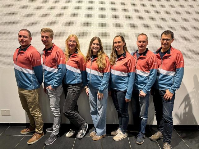 Gestern fand unsere 45. Generalversammlung statt!
Anbei findet ihr unser frisch gewählter Vorstand für das kommende Vereinsjahr! 🚀 (Bild 1, es fehlt Karin Schwarzentruber)
Neu gewählt sind Natalia Kaufmann als Co-Präsidentin und Nadine Bucheli als technische Leiterin Aktivriege.💥✨ Wir wünschen Ihnen viel Freude in ihrem neuen Ämtli!

Wir durften mit Freude 7 Neumitglieder verzeichnen! 🥳👏🏻(Bild 2, es fehlt Joris Kaufmann)
Herzliche Gratulation an die Ehrenmitglieder (Bild 3) und an das Freimitglied (Bild 4). ❤️‍🔥

Auch dieses Jahr durften wir vielen Turnenden für ihren Einsatz Danken und konnten einen schönen Gabentisch präsentieren. 🔥✨ (Bild 5)