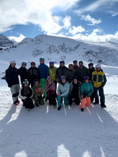 SKIWEEKEND 2026 ADELBODEN ⛷️🎿

Am 23.-25. Januar 2026 fand unser jährliches Winterhighlight statt! Bei bestem Wetter und idealer Pistenbedingungen genossen wir drei wunderschöne und lustige Schneetage ☀️🏔️ 
Nebst dem Skifahren übten wir fleissig auch das Après-ski fahren 🍸, sogar einen Hotpot durften wir einweihen. 🛁🫧

Grosses Dankeschön an die Organisatoren - wir freuen uns jetzt schon aufs nächste Skiweekend 🥳🎿🚠🏔️