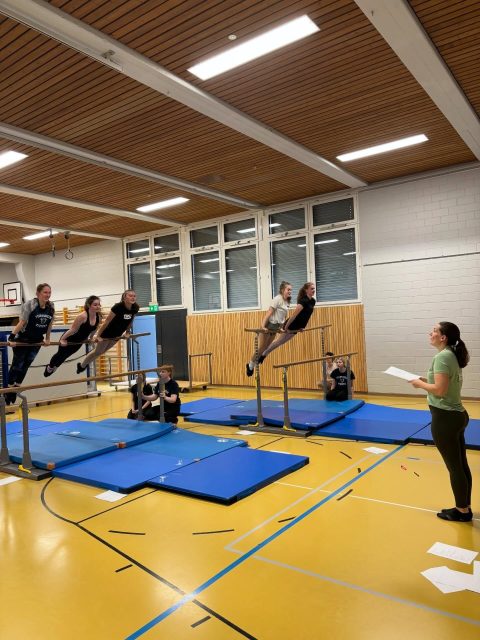 Gester hend mer eusi Samstigsprob döffe dörefüehre!
A dem Tag chönd mer emmer vell a de Programm schaffe und d Fortschrett send ez scho sichtbar.💯🤸🏼‍♂️🔥
Danke a alli Tornende för die erfolgrich Samstigsprob und natürli a alli Leitende för s Organisiere vo dem Tag.💐

Am Obe semmer alli gmüetlich go Znacht ässe und hend däh Tag miteme gmüetliche Zämesii lo usklinge. 💯💥🍻