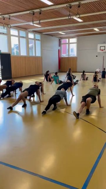 En Erfolgrichi Samschtigsprob🤩🙌

Mer hend sehr Intensiv chönne a üsne Programm schaffe und hend velli Fortschritt chönne mache.🤸‍♂️

Zom Abschloss semmer no zämme go ässe und hend nächher no bi super Stimmig gfiret.🍻🎉